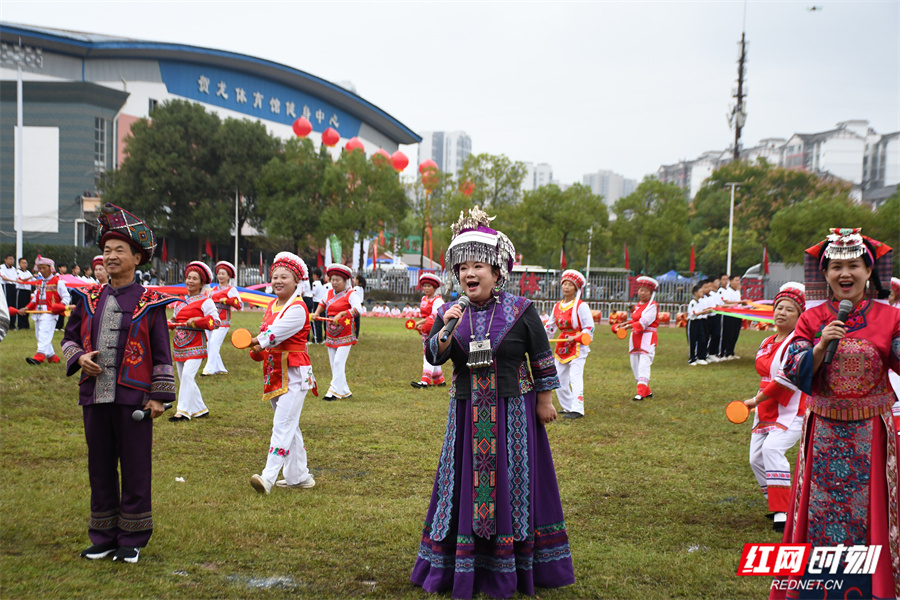 为现代化新, 让体育精神, EL